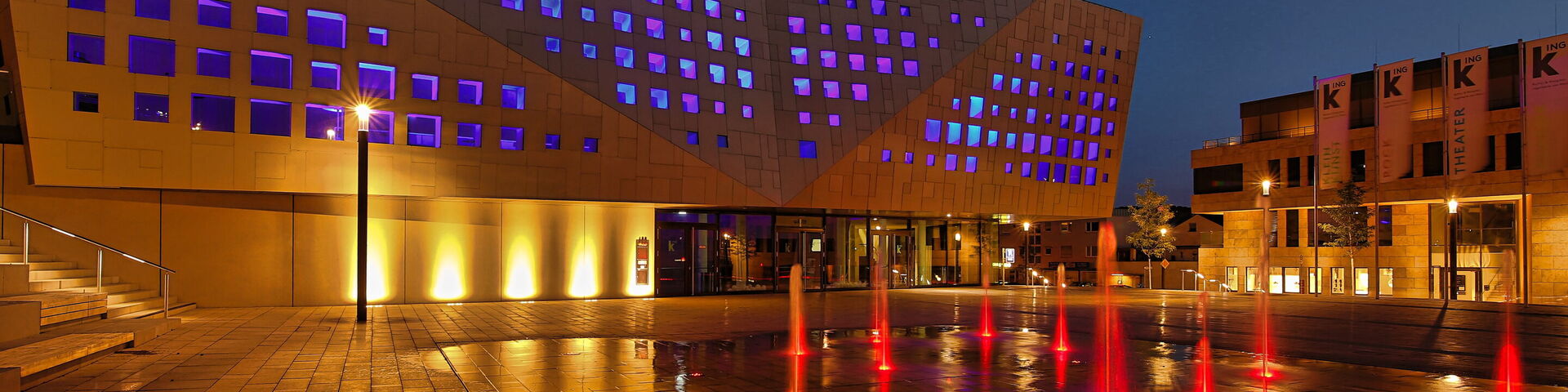 Das Bild zeigt die kING beleuchtet in dämmerlicher Abendstimmung.