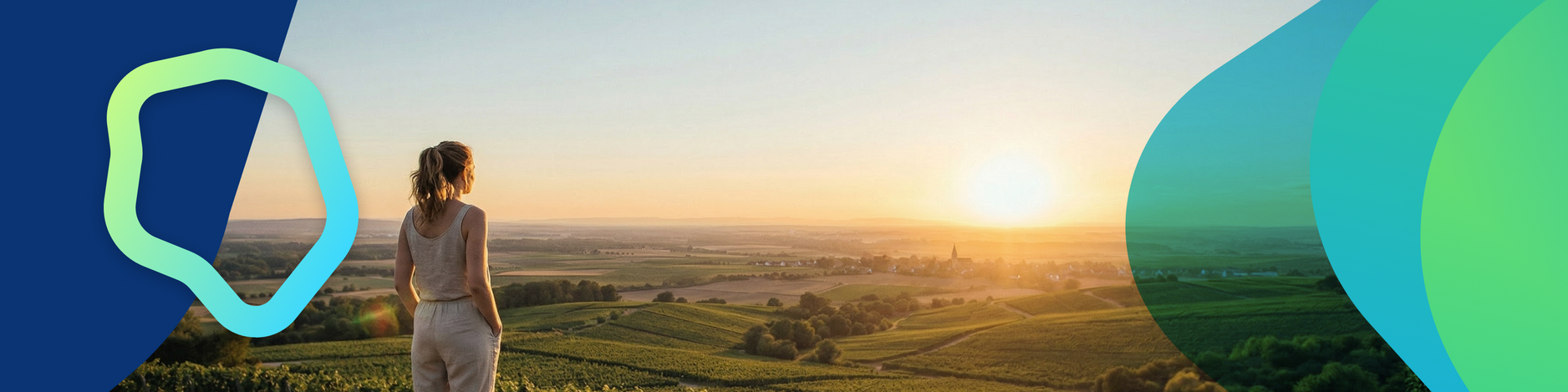 Das Motiv zeigt eine Dame, die in den Sonnenuntergang über Rheinhessen blickt. Sie trägt ein sommerliches beigefarbenes Outfit und blickt in das grüne Tal.