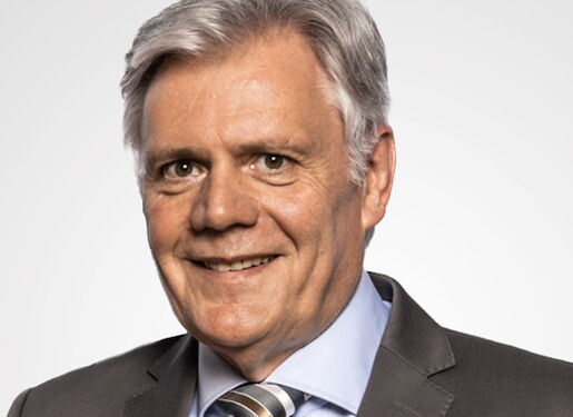 Geschäftsführer Peter Hausen lachend im Porträt.
