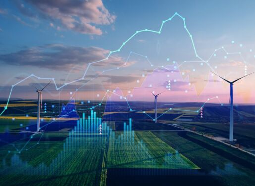Das Bild zeigt eine Landschaft mit Windturbinen auf einem Feld unter einem teilweise bewölkten Himmel. Über das Bild sind verschiedene grafische Elemente gelegt, darunter Liniendiagramme und Balkendiagramme.