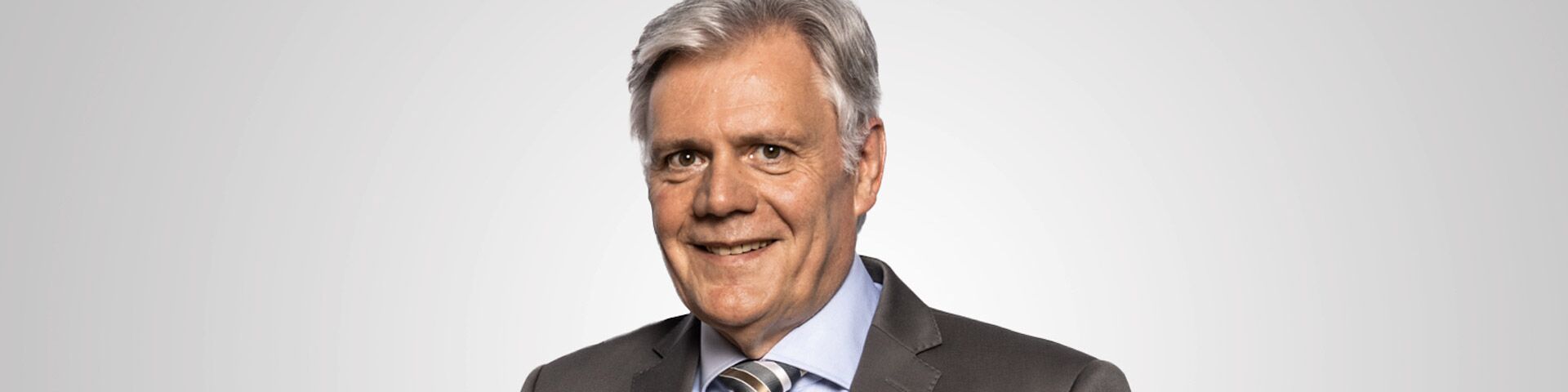 Geschäftsführer Peter Hausen lachend im Porträt.