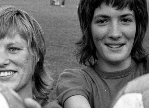 Christa Nüsser (li.) und Monika Bädorf (beide Bonner SC) halten Fussbälle in die Richtung der Kamera.