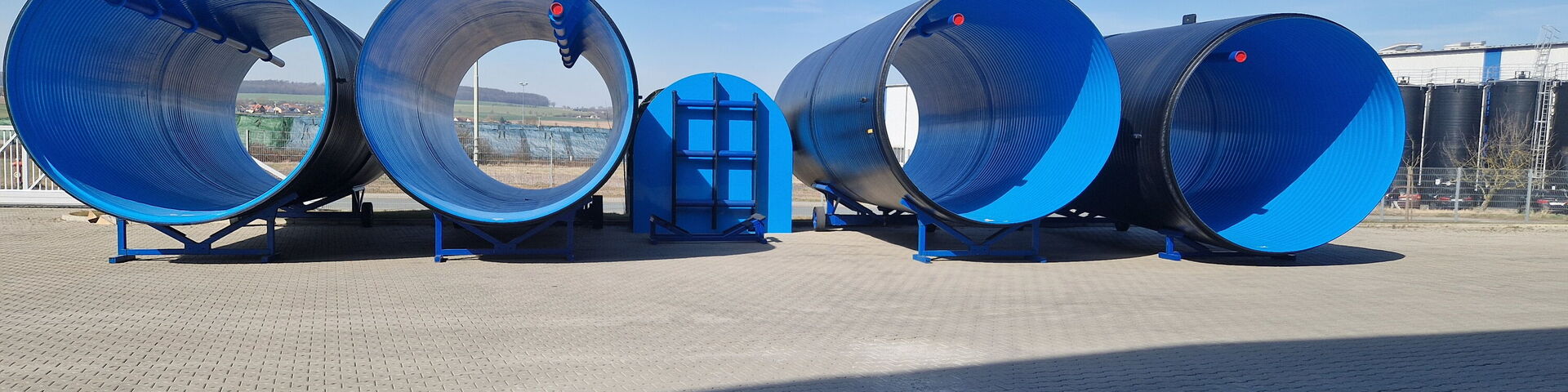 Das Foto zeigt vier blaue Wickelhochbehälter mit je einem Durchmesser von 3,50 Meter.