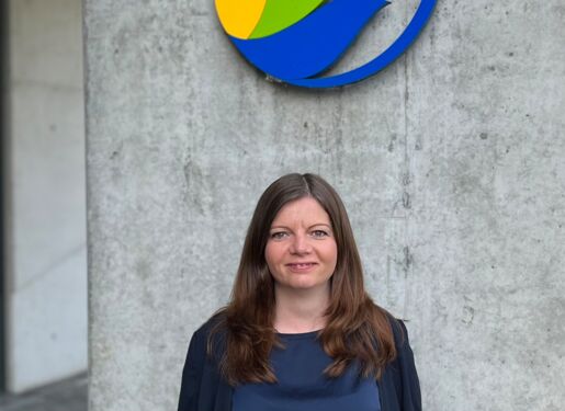 Lisa Gehrig stehend vor dem Kudencenter.