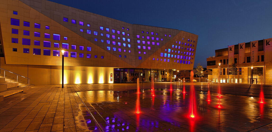 Das Bild zeigt die kING beleuchtet in dämmerlicher Abendstimmung.