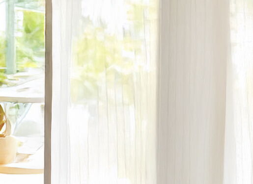 Zu sehen ist eine Frau mittleren Alters. Sie lächelt und lehnt sich entspannt in ihrem Schreibtischsessel zurück. Dabei blickt sie zufrieden auf ihren Laptop.