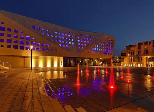 Das Bild zeigt die kING beleuchtet in dämmerlicher Abendstimmung.