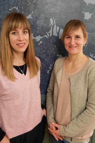 2 Frauen. Links steht Annika Kersting und rechnts steht Maren Flohren