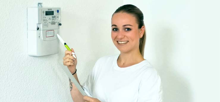 Mitarbeiterin Michèle Hellmeister der Rheinhessische Energie- und Wasserversorung zeigt den Stromzähler