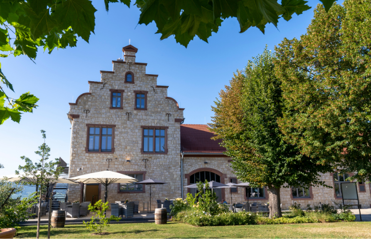 Außenaufnahme des Winzerkellers mit Terrasse.