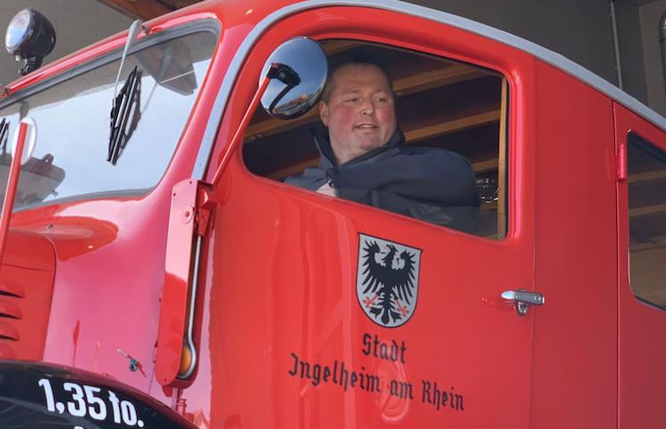 Ralf Winternheim schaut aus dem Fenster eines Feuerwehrautos der Stadt Ingelheim am Rhein.