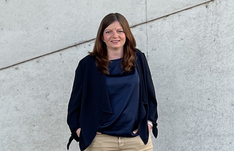 Lisa Gehrig stehend vor dem Kudencenter.
