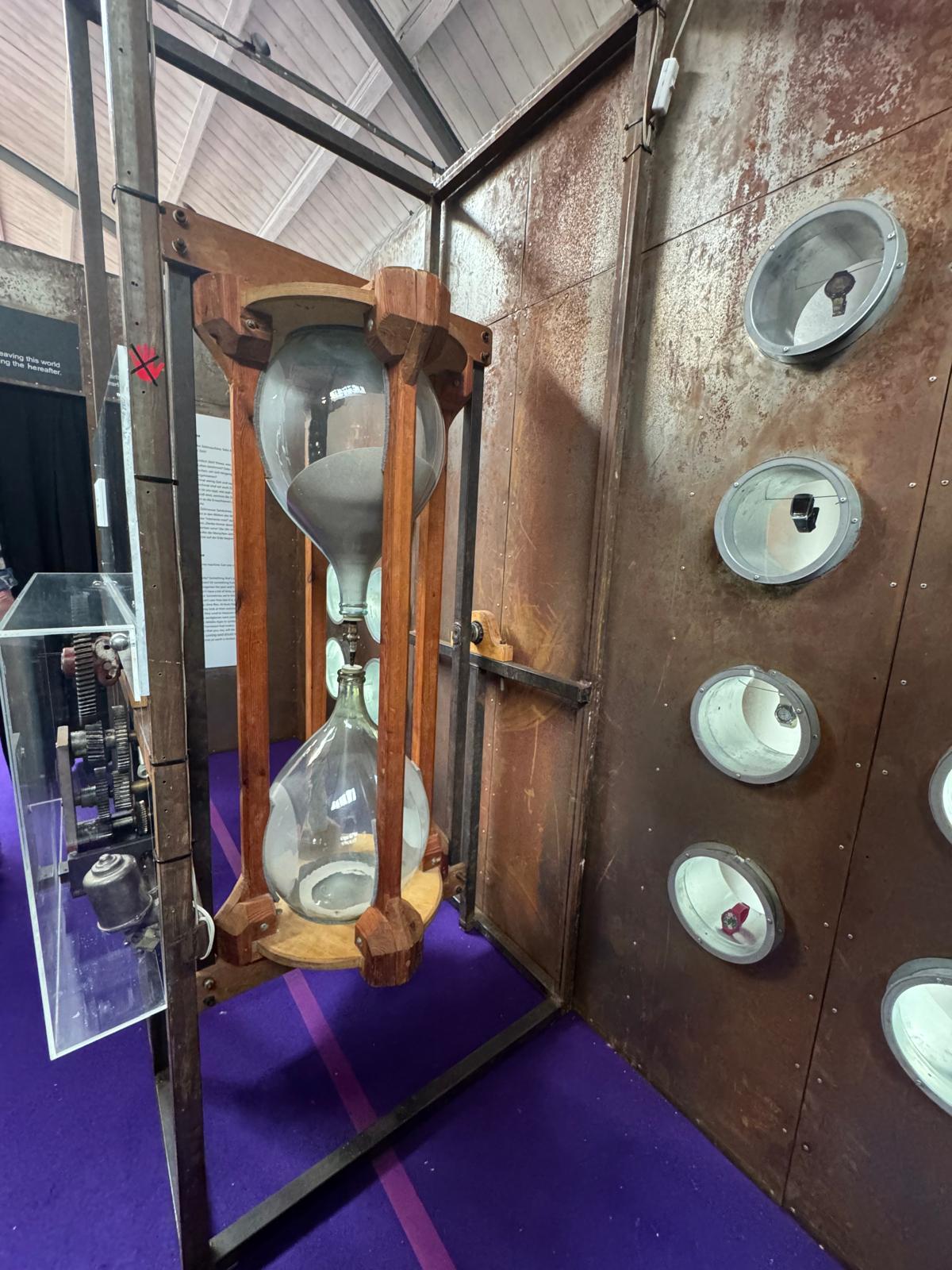 Das Bild zeigt eine Station in der Mitmachausstellung. Zu sehen ist eine Sanduhr.