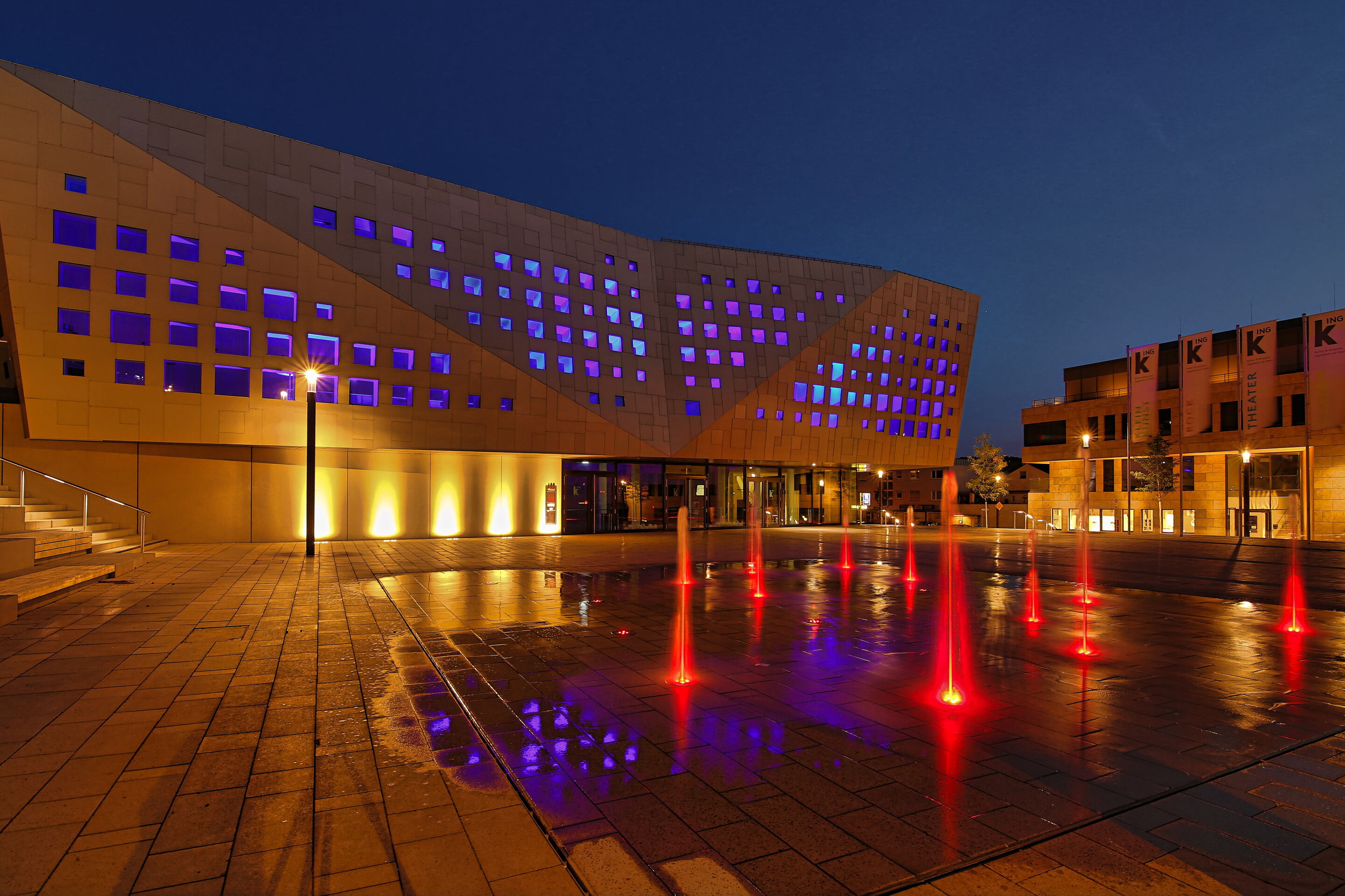 Das Bild zeigt die kING beleuchtet in dämmerlicher Abendstimmung.