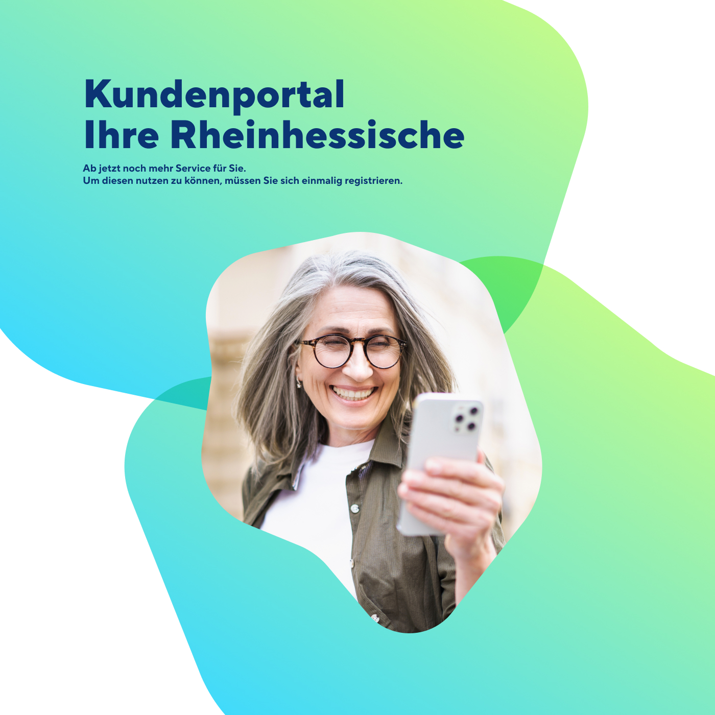 Auf dem Motiv ist eine Dame mit schulterlangen grauen Haaren zu sehen. Sie schaut auf ihr Smartphone und lächelt.
