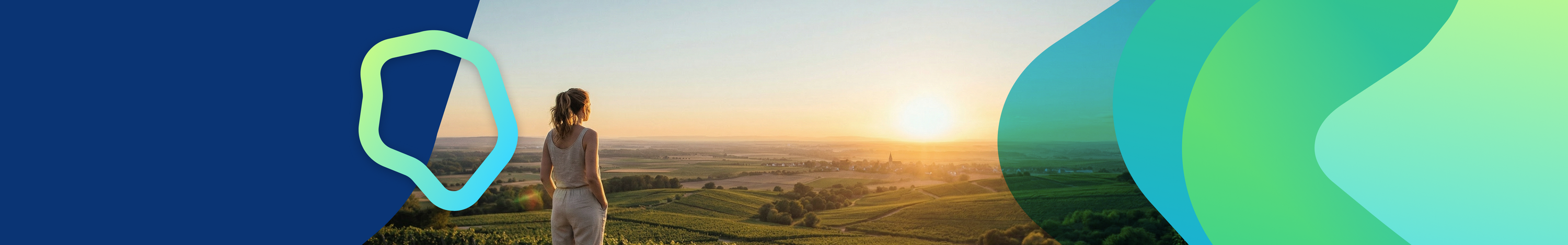 Das Motiv zeigt eine Dame, die in den Sonnenuntergang über Rheinhessen blickt. Sie trägt ein sommerliches beigefarbenes Outfit und blickt in das grüne Tal.