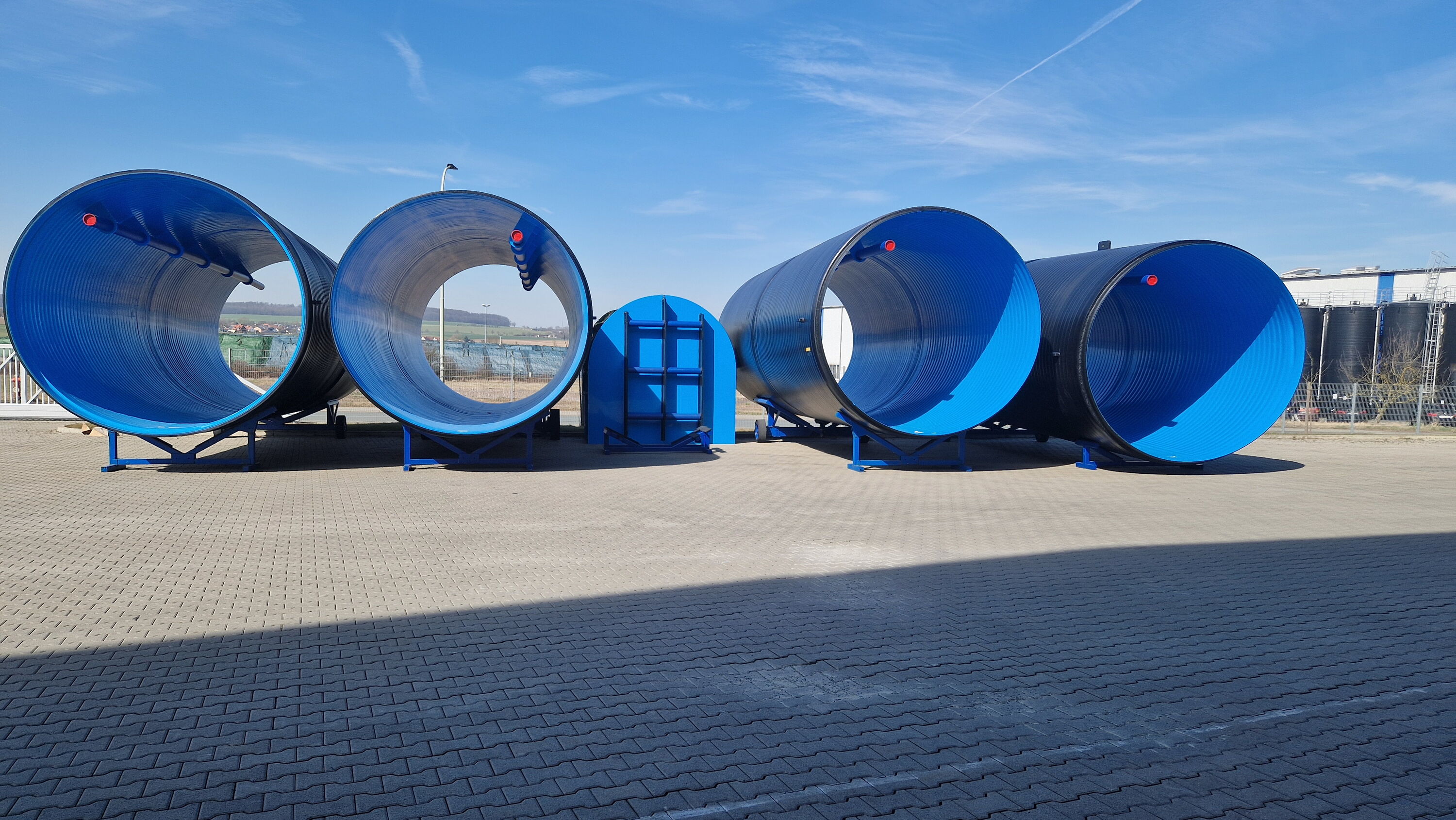 Das Foto zeigt vier blaue Wickelhochbehälter mit je einem Durchmesser von 3,50 Meter.