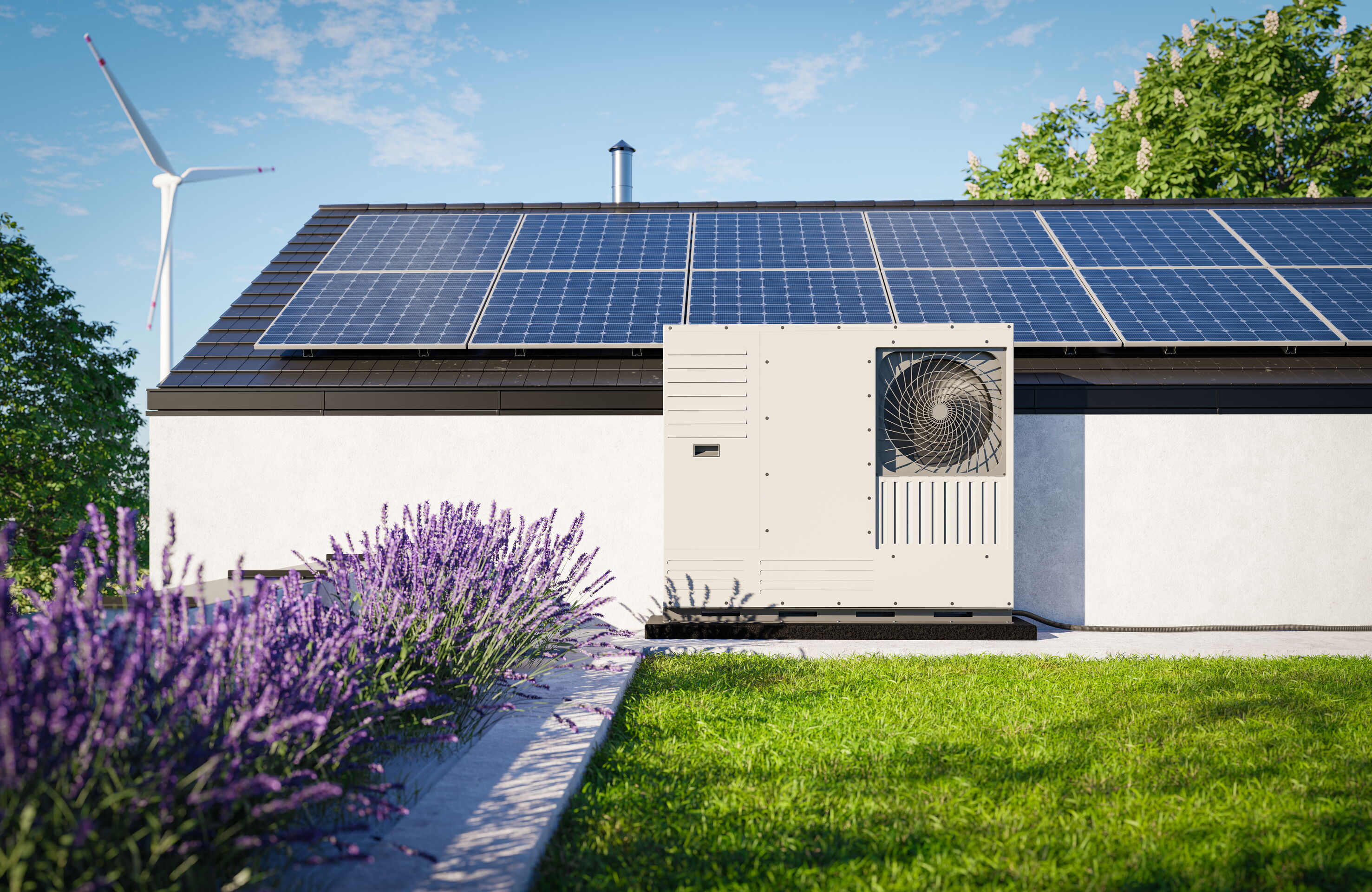 Auf dem Bild ist ein modernes Wohnhaus mit Solarmodulen auf dem Dach und einer Wärmepumpe an der Hauswand zu sehen. Lavendel und Rasen im Vordergrund sowie ein Windrad im Hintergrund stehen für nachhaltige und klimafreundliche Energieversorgung.