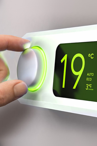 Das Bild zeigt eine Hand, die einen modernen Thermostat einstellt. Das Display des Thermostats zeigt in großen grünen Zahlen "19°C" an.