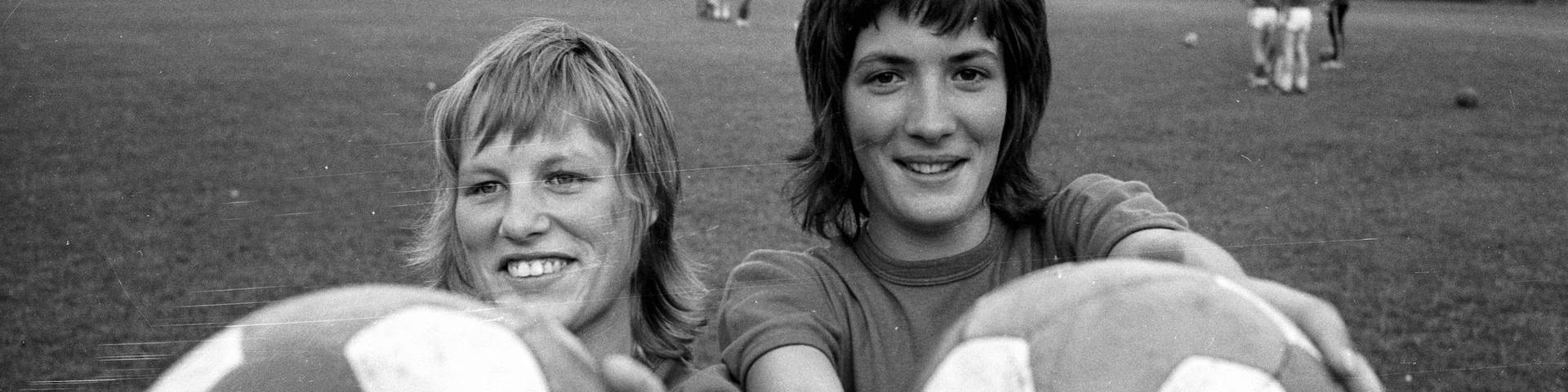Christa Nüsser (li.) und Monika Bädorf (beide Bonner SC) halten Fussbälle in die Richtung der Kamera.